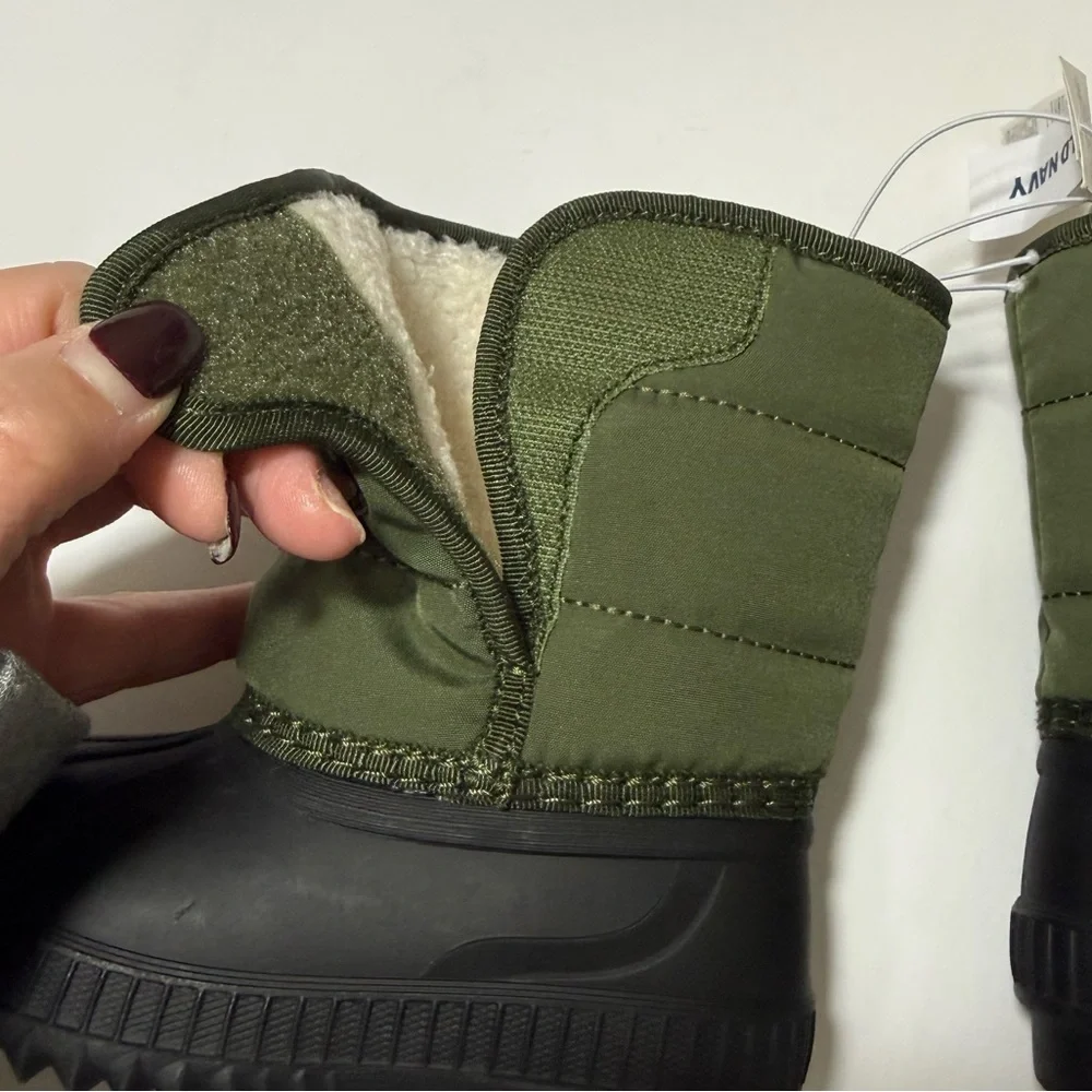 Old Navy Kids Winter Boots Sherpa Lined in Olive Green - Size 7 *NWT*